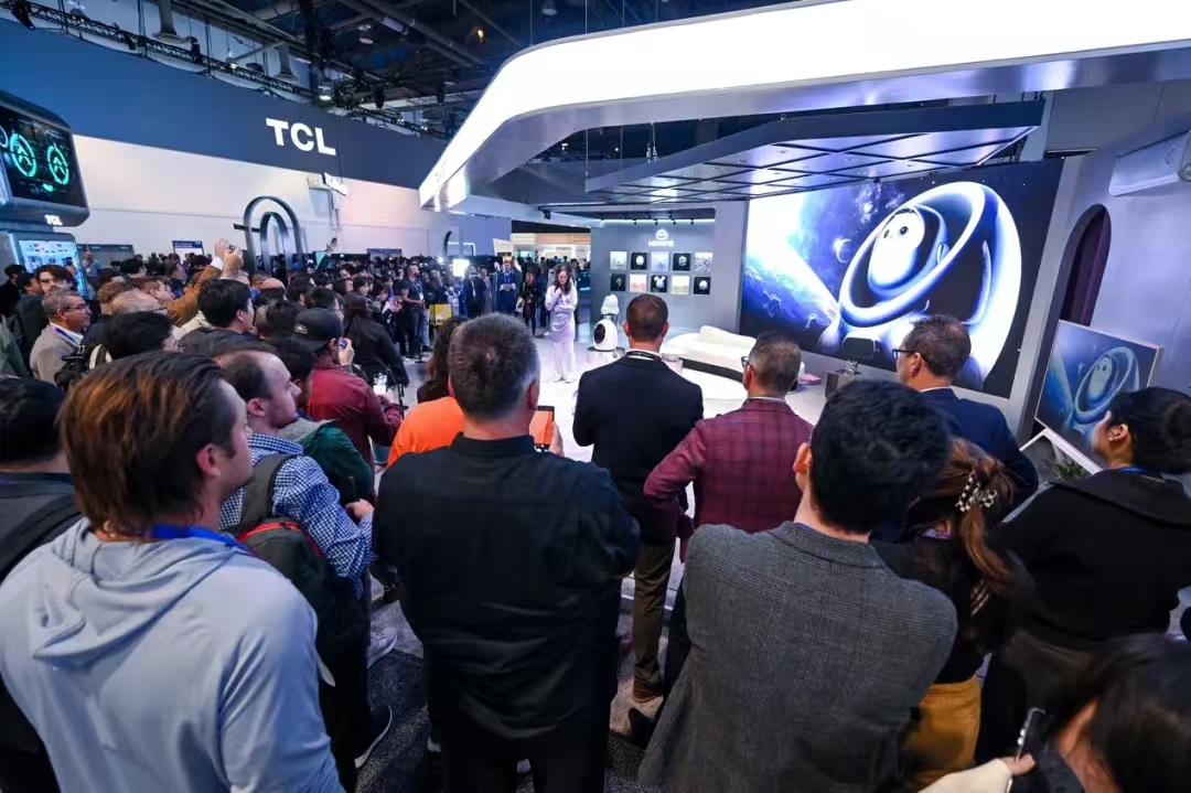 正式亮相CES 2025！JS Game助力TCL打造世界首款分体式陪伴机器人Ai Me